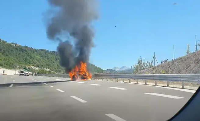 Zapalilo se vozilo na autoputu, obustavljen saobraćaj