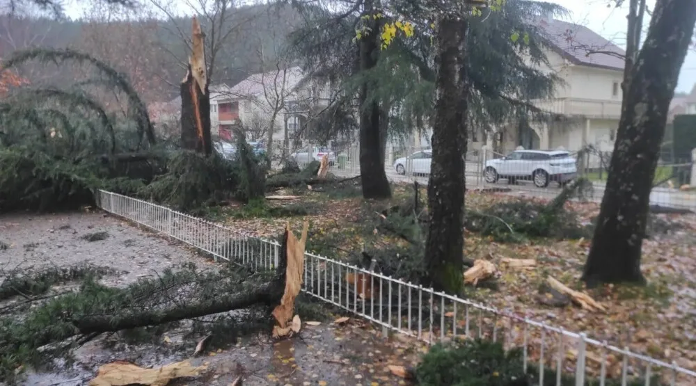Nikšić: Grom udario u dvorište škole, oštećen krov