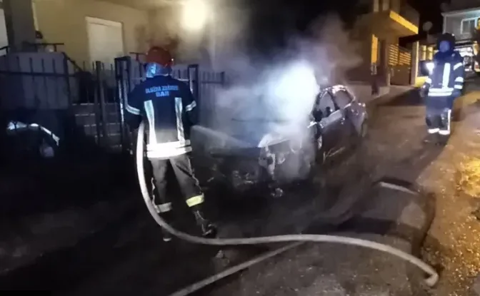 Bar: Izgorjelo vozilo ispred porodične kuće