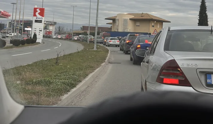 Stanovnici Zete blokirali kružni tok prema aerodromu