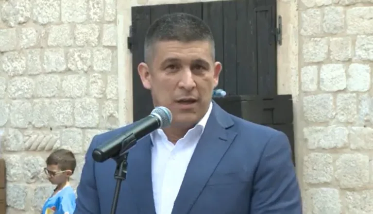 Direktor Doma starih “Grabovac” nije gasio službeni auto: Ugrozio javni interes, tvrdi ASK