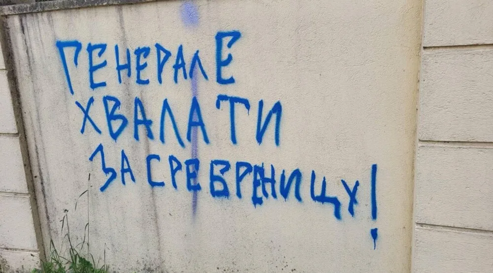 Grafit na Ambasadi BiH u Podgorici: “Generale hvala ti za Srebrenicu”