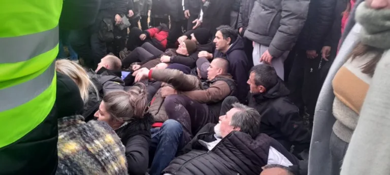 Dramatično u Botunu: Policija počela da hapsi građane, mještani tijelima štite Kneževića i Asanovića