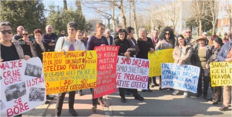 Majke troje ili više djece protestuju u ponedjeljak ispred Skupštine