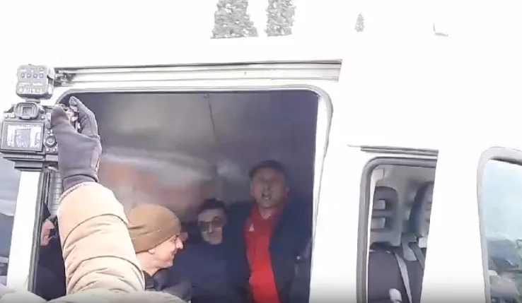 Dramatično u Botunu: Knežević samovoljno u policijskoj marici, Asanović priveden, policija kontroliše lokaciju