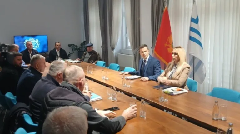 Mujović ima novu ponudu za Botunjane: Prednost pri zapošljavanju, finansiranje kanalizacione mreže, zatvaranje postrojenja ako se utvrdi štetnost…
