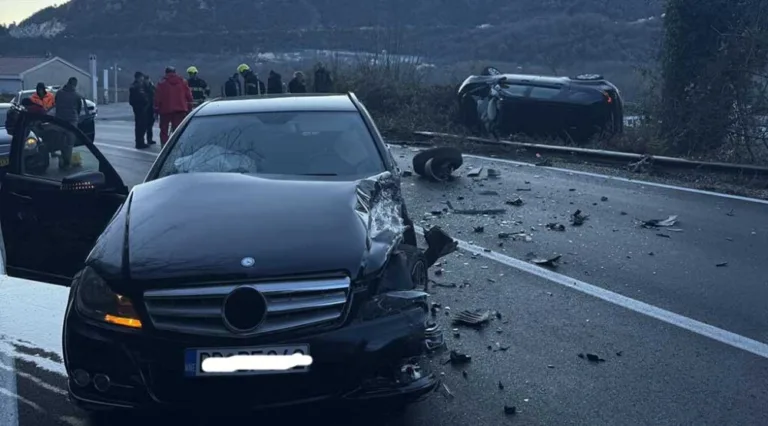 Automobil završio na krovu: Saobraćajna nezgoda na putu Bar-Virpazar