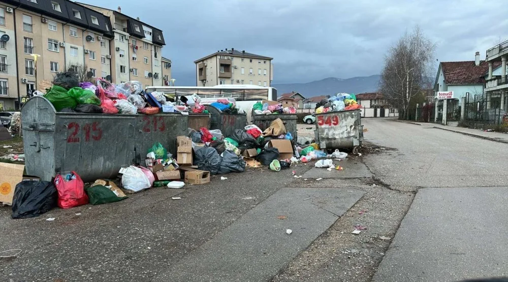 DPS: Nikšić grca u smeću, dok se rukovodstvo fotografiše