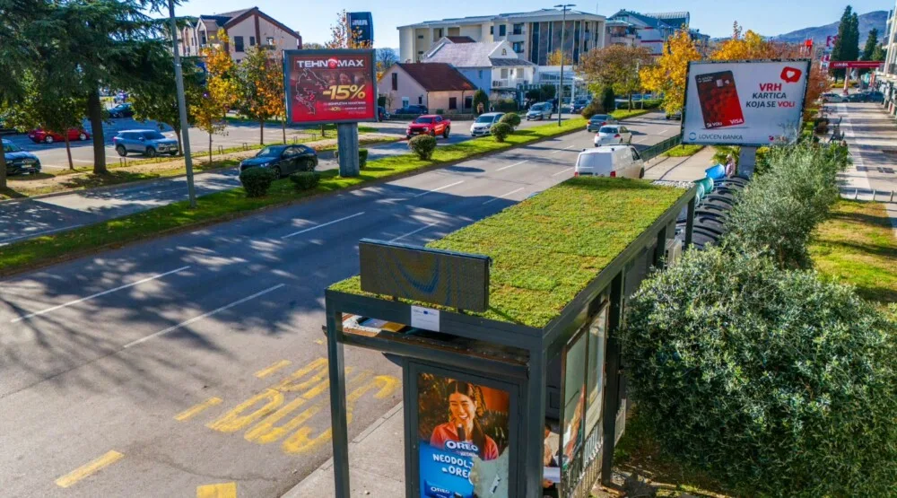 Podgorica dobila prvu zelenu nadstrešnicu na autobuskom stajalištu