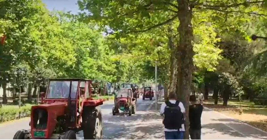 Poljoprivrednici traktorima iz Nikšića krenuli na protest u Podgoricu