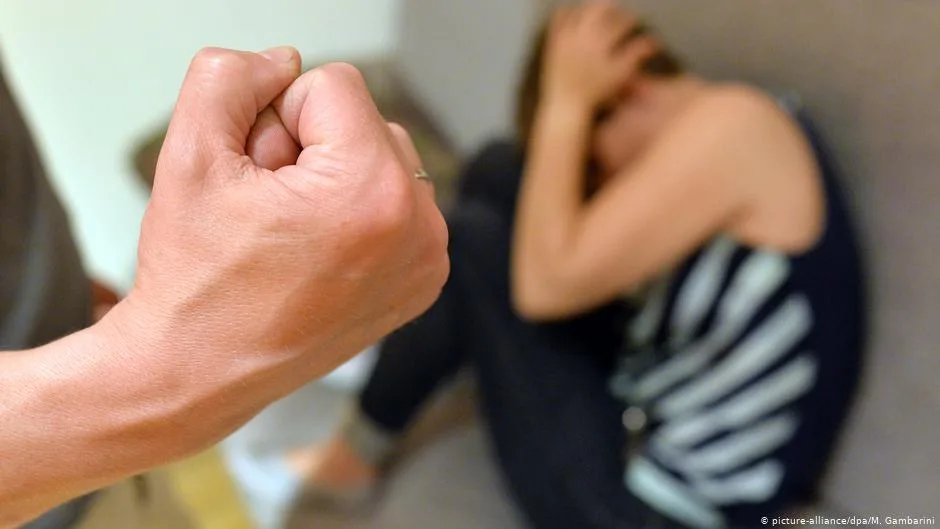 Podgoričaninu godinu zatvora – bivšu partnerku teško povrijedio u prisustvu djece