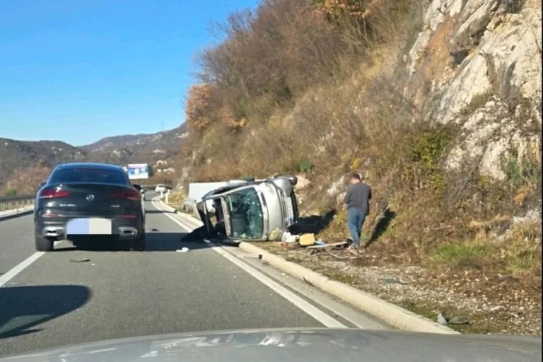 Nezgoda na putu Budva – Cetinje: Prevrnulo se vozilo