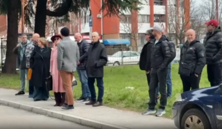 Edin Kolarević tokom sprovođenja ujaka Đukanovića u Spuž: Bando jedna bezočna, samo nastavite tako, pa ćemo da vidimo