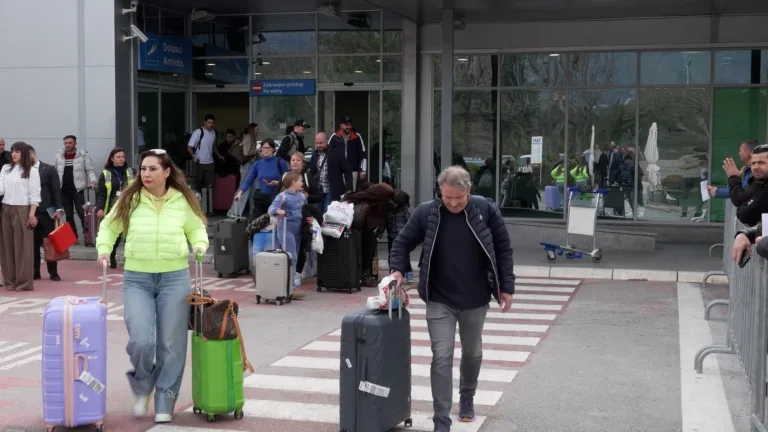 Evakuacionim letom iz Dubaija na tivatski aerodrom stiglo oko 140 crnogorskih državljana