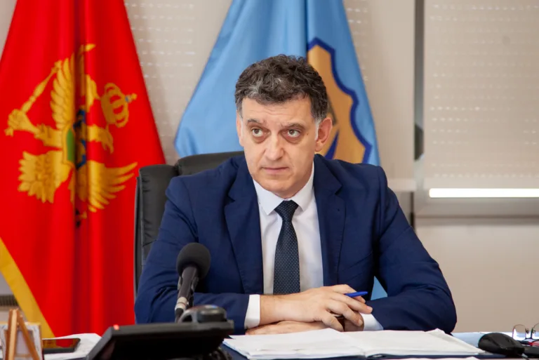 Lisičić odgovorio Komnenoviću: Čijim novcem i na osnovu kojih papira ste gradili nelegalne objekte u zaštićenom parku