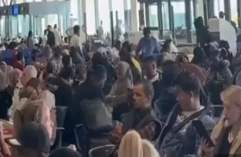 (VIDEO) Stotine hiljada ljudi zarobljeno na Bliskom istoku: Stao najprometniji aerodrom na svijetu