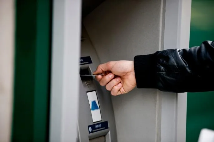 Krivična prijava protiv mladića iz Bijelog Polja: Osumnjičen da je podigao 650 eura očevom karticom