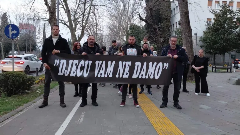 Ispred Skupštine održan protest zbog obavezne vakcinacije